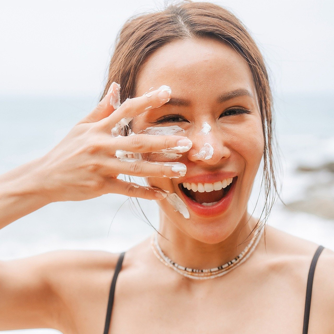 선크림 바르는 여성